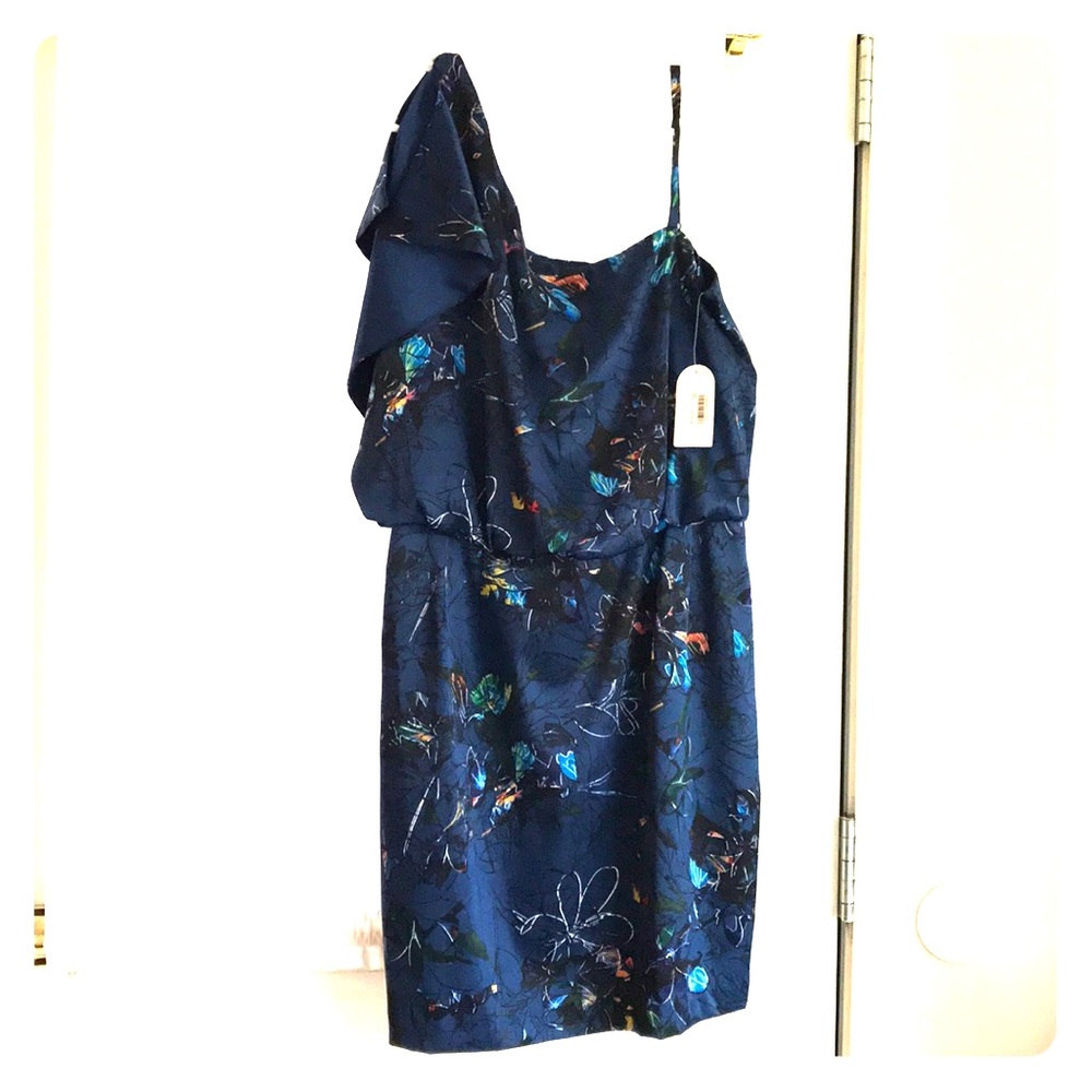 spaghetti shoulder strap. Flowy rt split sleeve.